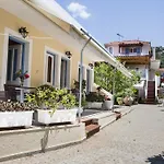 Tatil Evi Tzivras & *