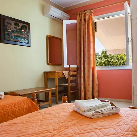 Tzivras & Holiday home *