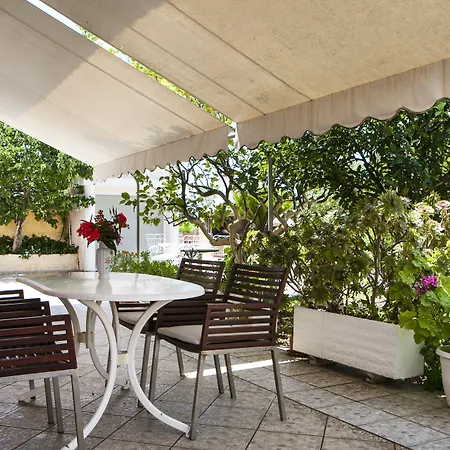 度假居 Tzivras & *