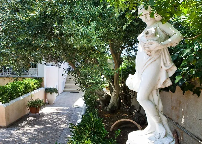 펜션 Tzivras & 라시