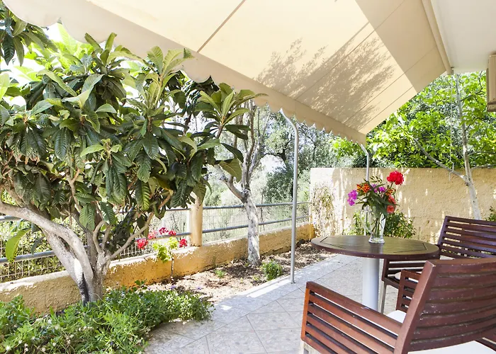 Tzivras & Holiday home *