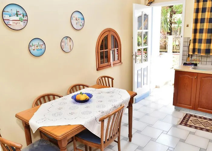 Tzivras & Holiday home *