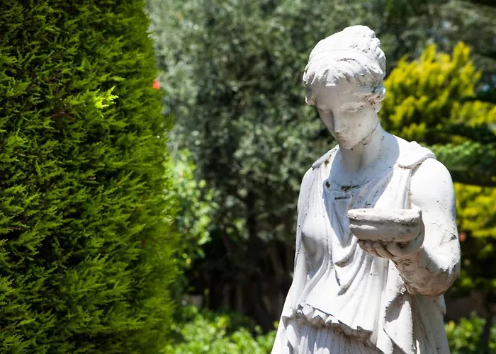 Tzivras & Holiday home *