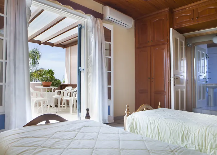 Tzivras & Holiday home *