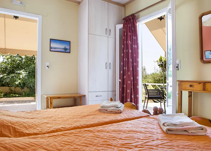 Tzivras & Holiday home *