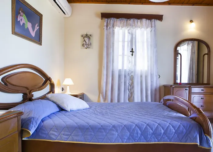 Tzivras & Holiday home *