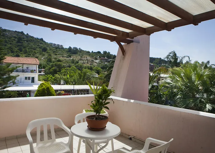 Tzivras & Holiday home *